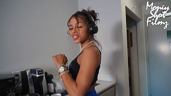 wet pussy big booty latina jogging